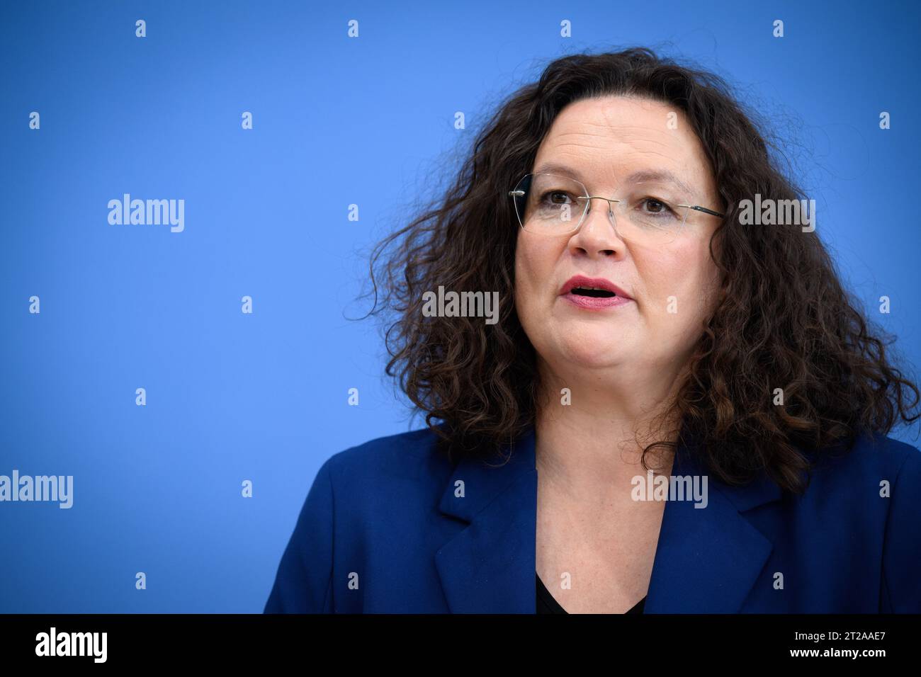Berlino, Germania. 18 ottobre 2023. Andrea Nahles, presidente del Comitato esecutivo dell'Agenzia federale per l'occupazione, informa la conferenza stampa federale sulle misure previste per l'integrazione del mercato del lavoro. Crediti: Bernd von Jutrczenka/dpa/Alamy Live News Foto Stock