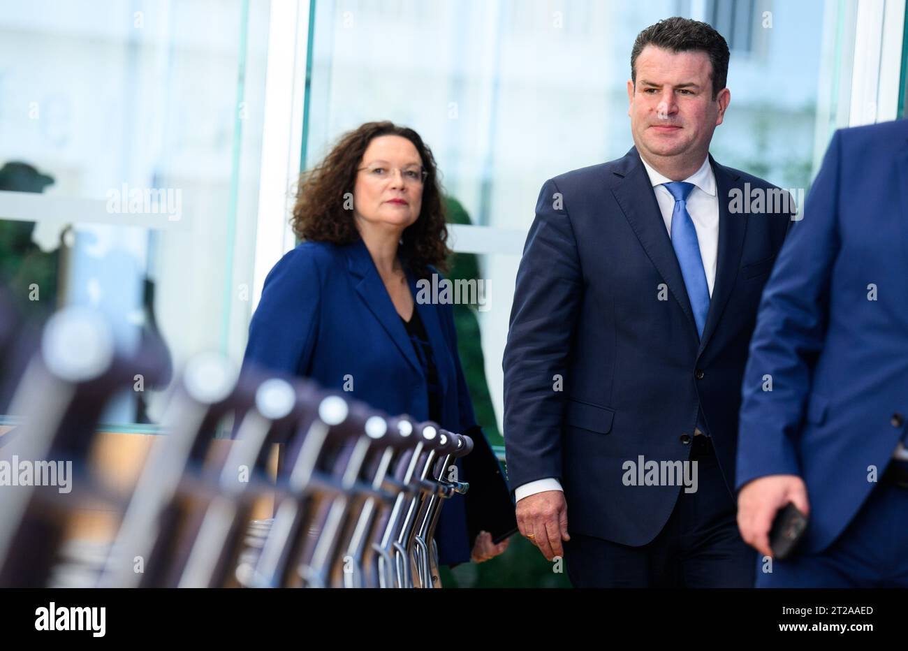 Berlino, Germania. 18 ottobre 2023. Hubertus Heil (SPD), ministro federale del lavoro e degli affari sociali, e Andrea Nahles, presidente del Consiglio di amministrazione dell'Agenzia federale per l'occupazione, vengono alla conferenza stampa federale per fornire informazioni sulle misure previste per l'integrazione del mercato del lavoro. Crediti: Bernd von Jutrczenka/dpa/Alamy Live News Foto Stock
