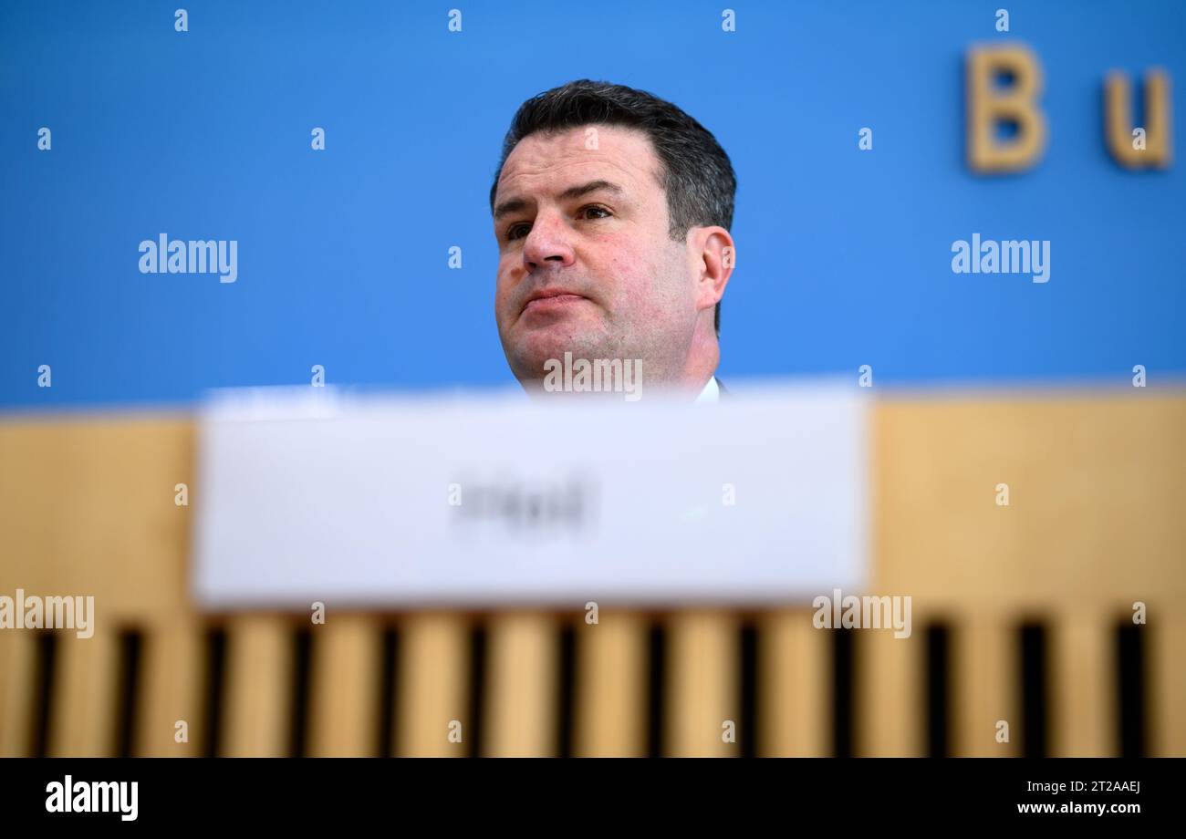 Berlino, Germania. 18 ottobre 2023. Hubertus Heil (SPD), ministro federale del lavoro e degli affari sociali, informa la conferenza stampa federale sulle misure previste per l'integrazione del mercato del lavoro. Crediti: Bernd von Jutrczenka/dpa/Alamy Live News Foto Stock