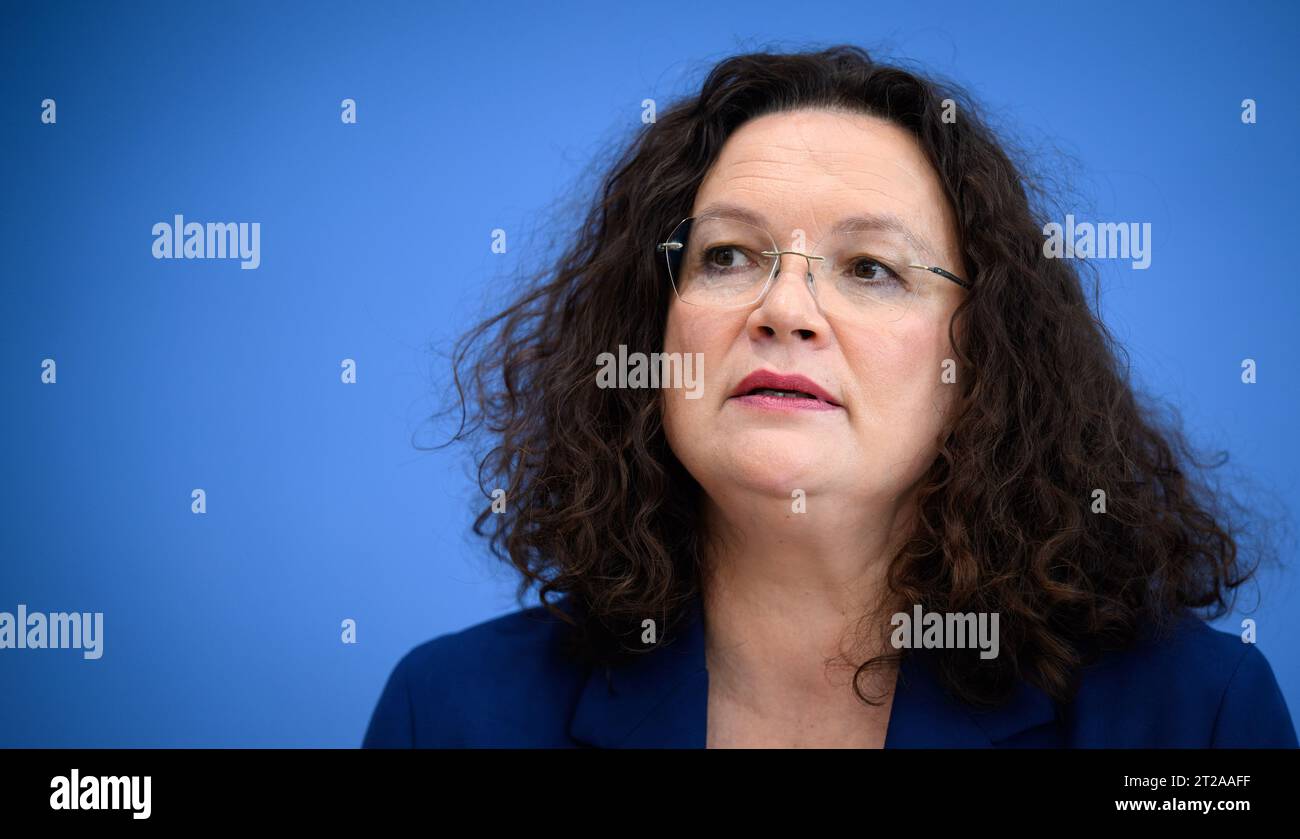 Berlino, Germania. 18 ottobre 2023. Andrea Nahles, presidente del Comitato esecutivo dell'Agenzia federale per l'occupazione, informa la conferenza stampa federale sulle misure previste per l'integrazione del mercato del lavoro. Crediti: Bernd von Jutrczenka/dpa/Alamy Live News Foto Stock