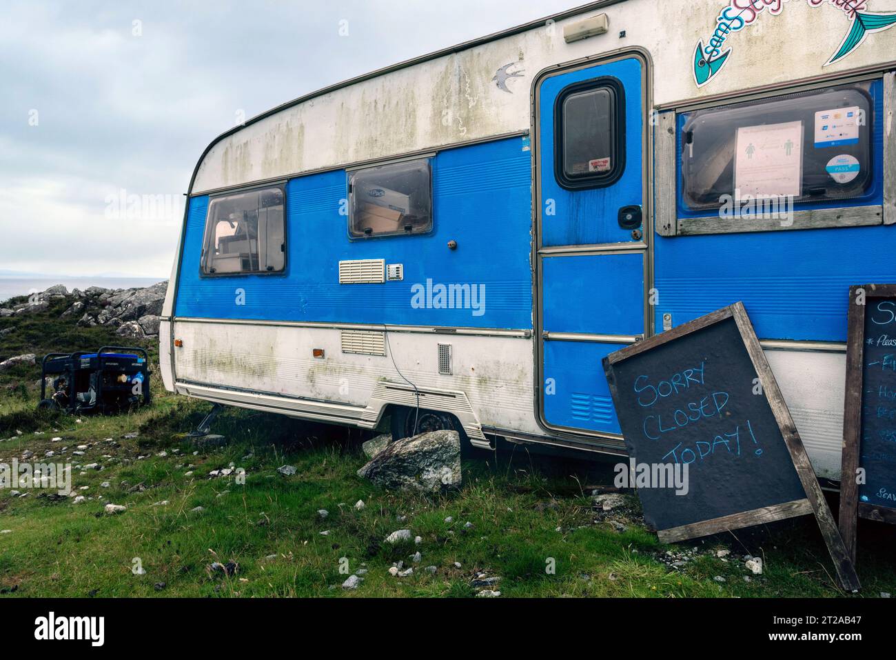 Un furgone alimentare abbandonato nel sud dell'isola di Harris, in Scozia. Foto Stock