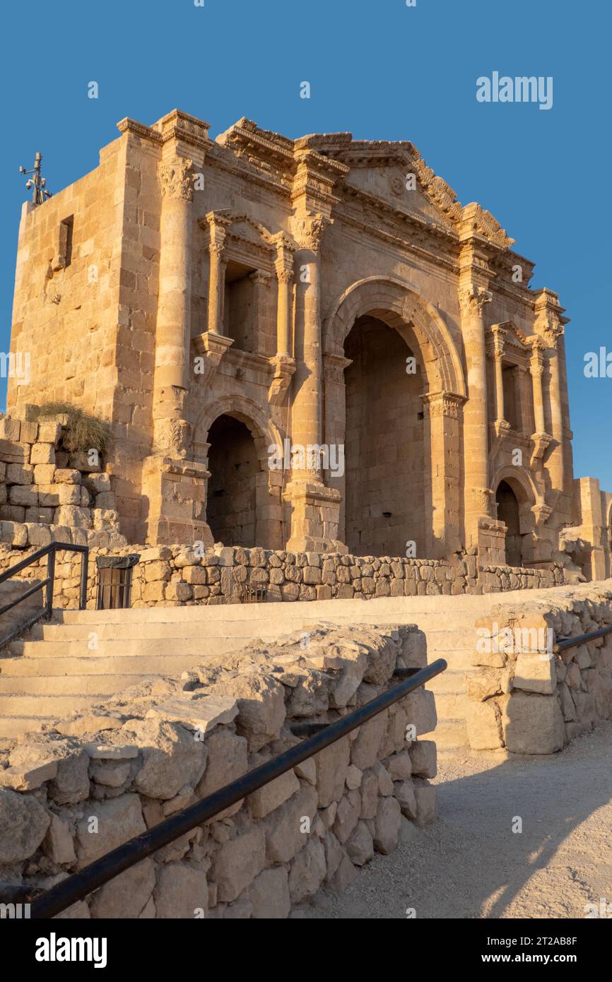 Vista laterale dell'Arco di Adriano a Jerash, Governatorato di Gerasa, Giordania Foto Stock