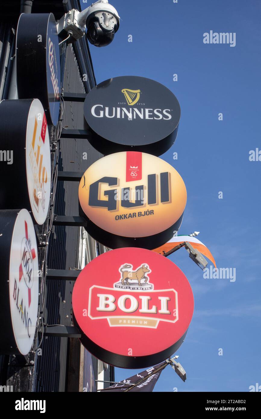 Insegne pubblicitarie sulla birra fuori Da Un bar a Reykjavik Islanda, Guinness pubblicitaria, birra gull islandese e Boli Premium Foto Stock
