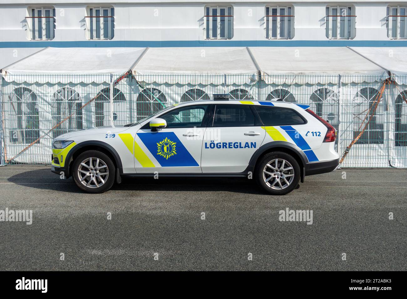 Auto della polizia Volvo V60 islandese parcheggiata a Reykjavik Islanda Foto Stock Auto della polizia Volvo V60 islandese parcheggiata a Reykjavik Islanda Foto Stock