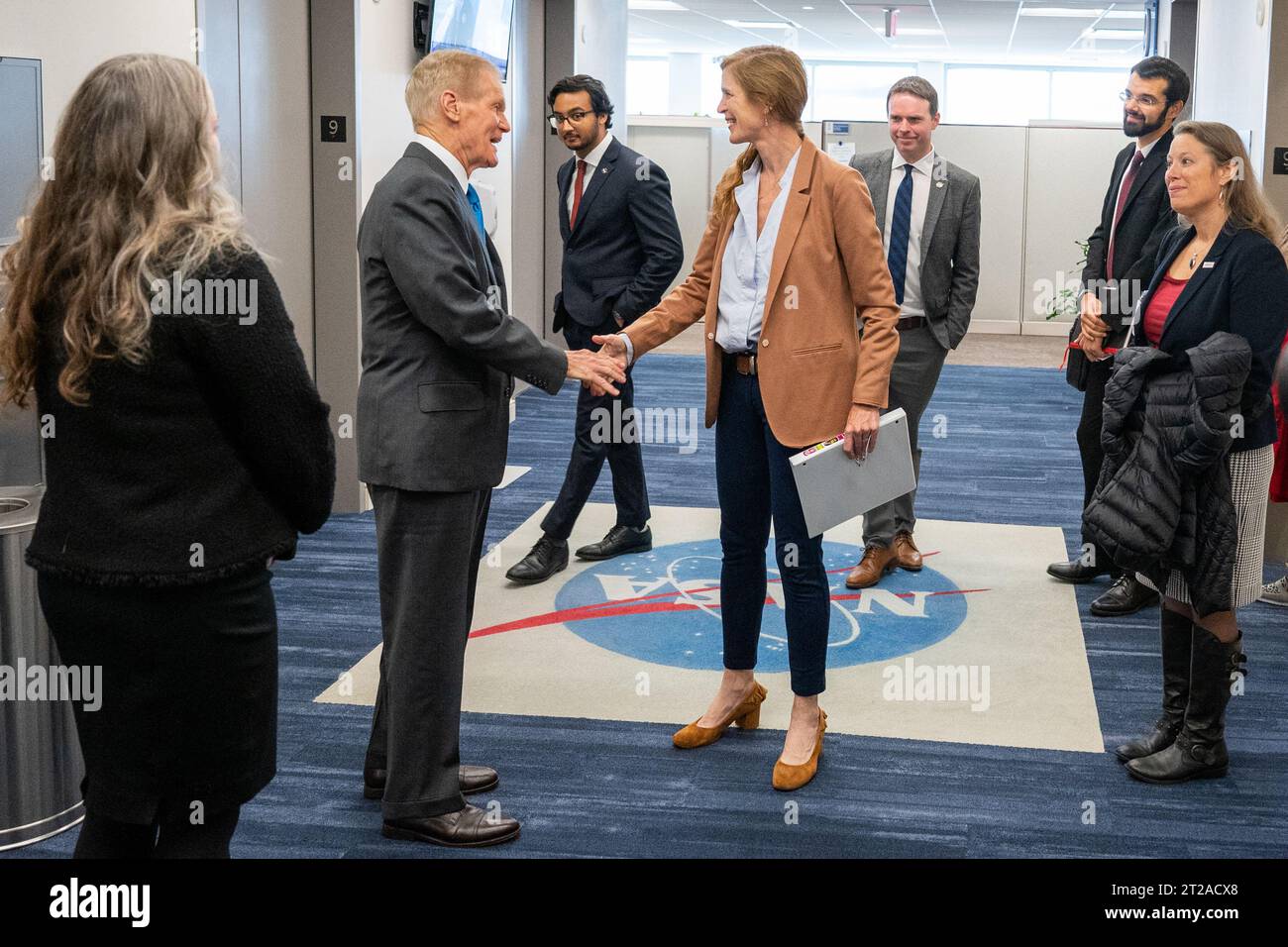 Il 4 novembre 2022, l'amministratore della NASA Bill Nelson e l'amministratore dell'USAID Samantha Power hanno firmato un Memorandum of Understanding presso la sede della NASA a Washington per espandere la collaborazione sulle iniziative scientifiche e tecnologiche riguardanti la salute globale, i cambiamenti climatici, la sicurezza alimentare, la risposta alle catastrofi, la biodiversità, e gestione ambientale per lo sviluppo sostenibile. Foto Stock