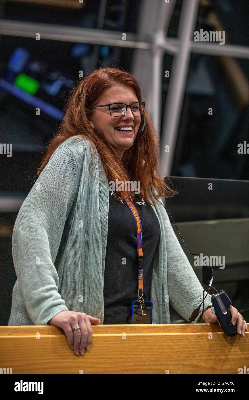 Lancio di Artemis i. Artemis i Launch Director Charlie Blackwell-Thompson si trova alla sua console nella sala di fuoco 1 all'interno del Rocco A. Petrone Launch Control Center presso il Kennedy Space Center della NASA in Florida il 4 novembre 2022, mentre il razzo NASA Space Launch System (SLS) e la navicella spaziale Orion per la missione Artemis i vengono lanciati sul Launch Pad 39B. L'obiettivo principale di Artemis i è testare a fondo i sistemi integrati prima delle missioni con equipaggio lanciando Orion sulla cima del razzo SLS, facendo funzionare la navicella spaziale in un ambiente spaziale profondo, testando lo scudo termico di Orion e recuperando il modulo dell'equipaggio Foto Stock