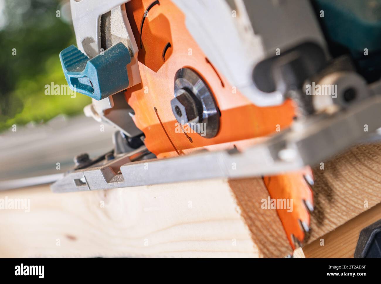 Tema Power Equipment. Potente sega circolare per legno da vicino Foto Stock