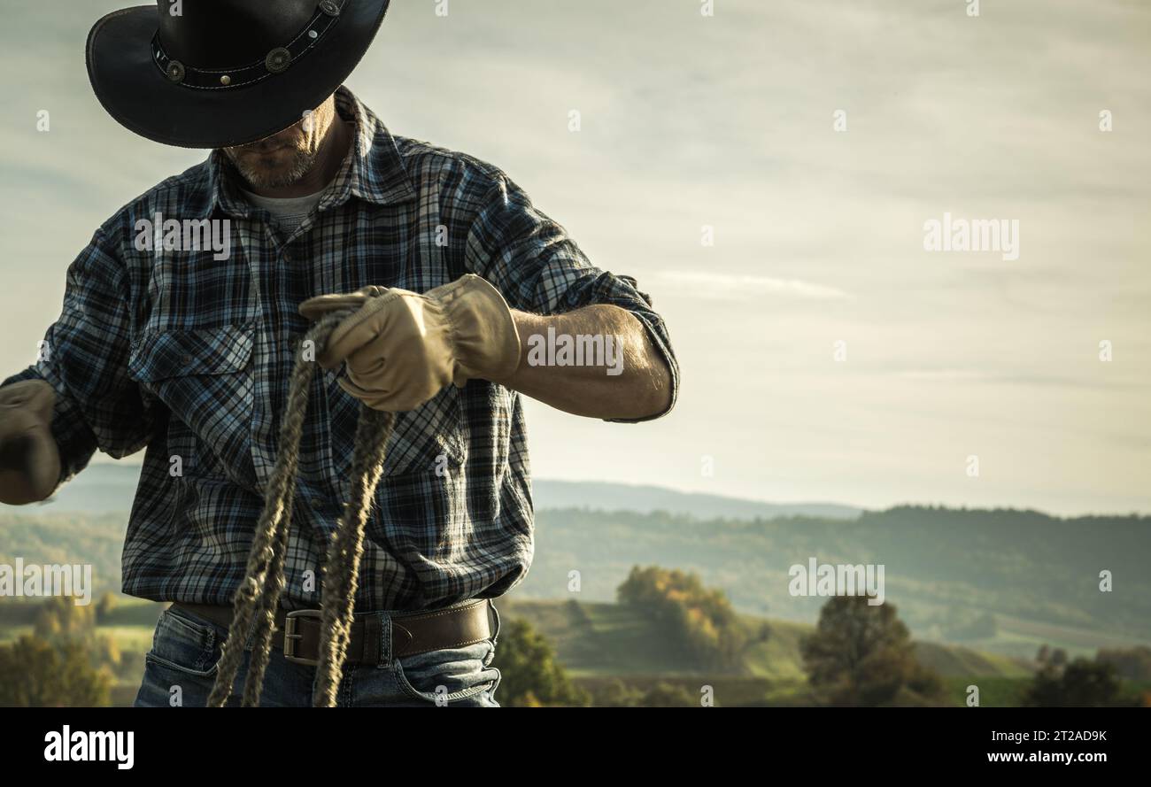 Caucasian American Southwest Rancher nei suoi 40 anni di lavoro all'aperto. Tema Farm and Ranch. Foto Stock