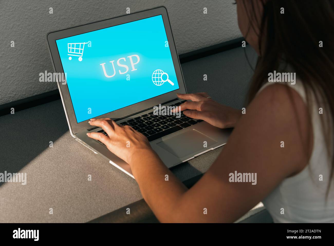 donna su internet che cerca sul web e lo shopping , concetto di usp o punto di vendita unico . Foto Stock