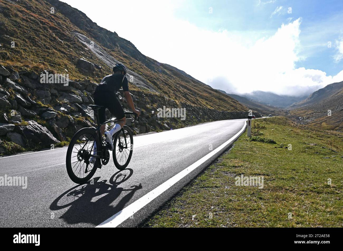 Rennradfahrer auf der Timmelsjoch Hochalpenstrasse zwischen …sterreich und Italien Foto Stock