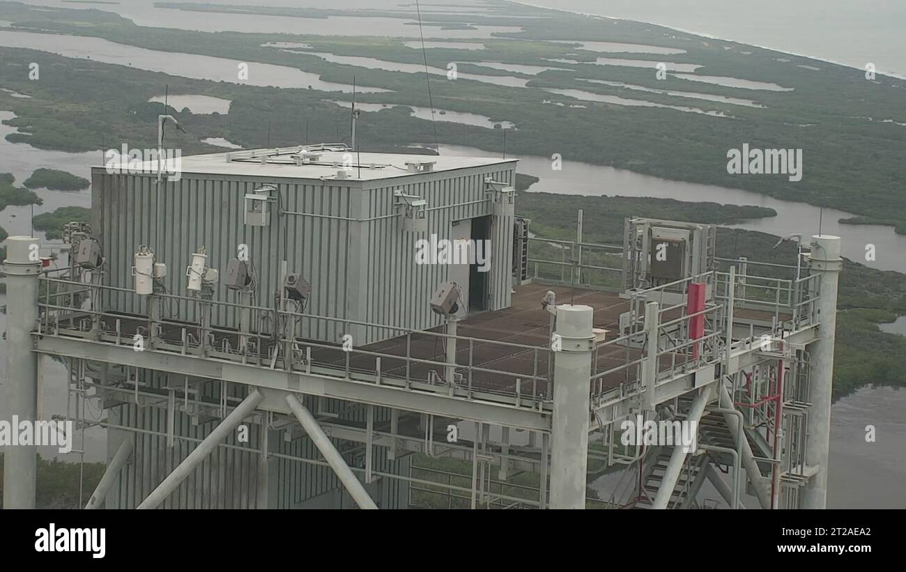 Artemis i Post Launch Ground Systems Assessment di LC-39B. Dopo il successo del lancio della NASA Artemis i dal Kennedy Space Center in Florida il 16 novembre 2022, le squadre con l'Exploration Ground Systems hanno condotto una valutazione post-lancio dei sistemi terrestri, che è iniziata il giorno del lancio e si è conclusa venerdì 18 novembre. Ciò ha permesso alle squadre di ispezionare le aree del lanciatore mobile e identificare danni specifici e detriti intorno al pad. Gli ingegneri hanno determinato che i sistemi di lancio e pad mobili sono stati eseguiti come progettato durante il lancio e sono strutturalmente sani. Foto Stock