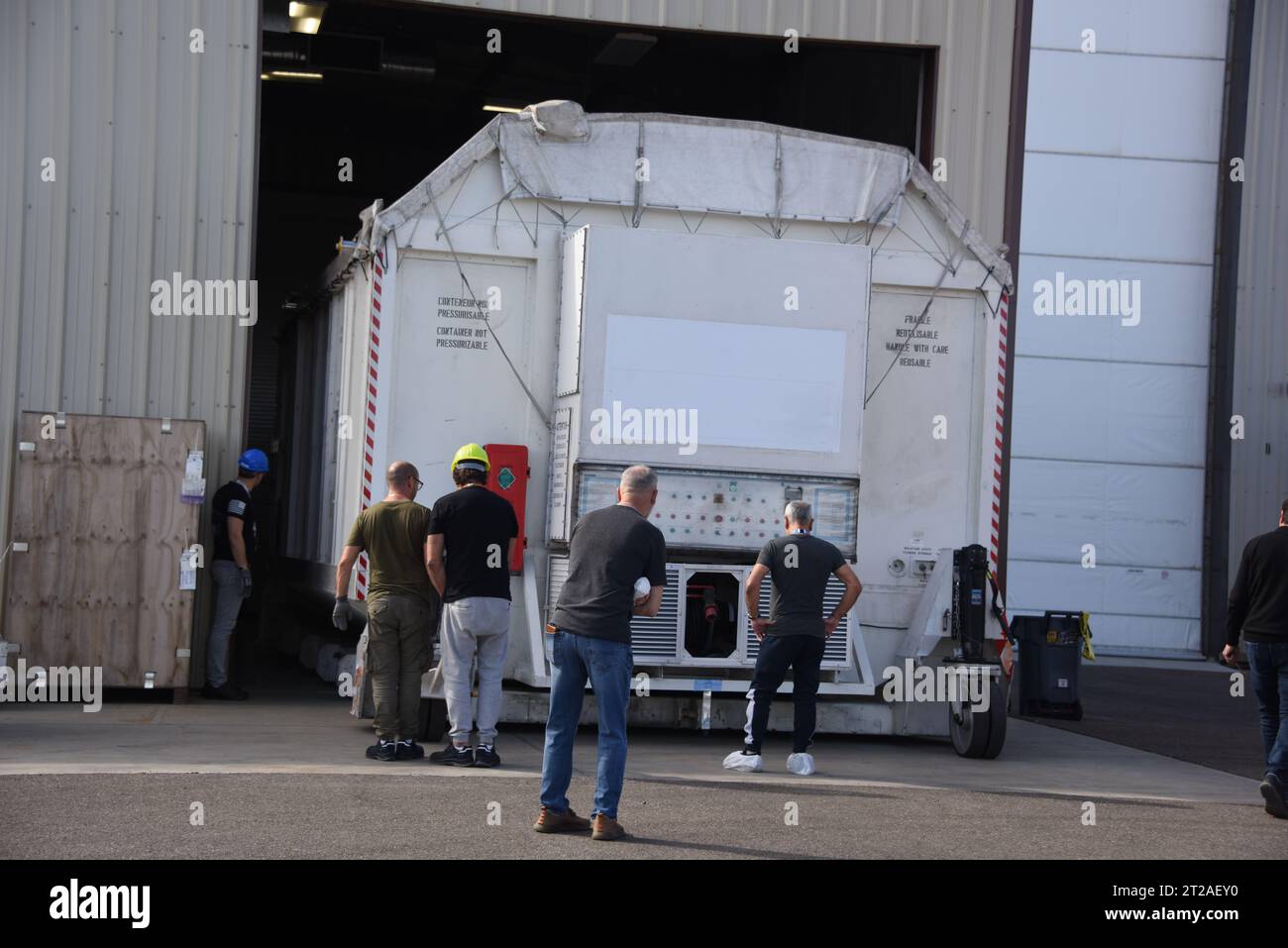 Il veicolo spaziale SWOT si è trasferito da Astrotech allo stabilimento SpaceX di Vandenberg SFB, California, 21 novembre 2022, per il lancio del Falcon 9 nel mese di dicembre per misurare le acque superficiali a livello globale. Foto Stock