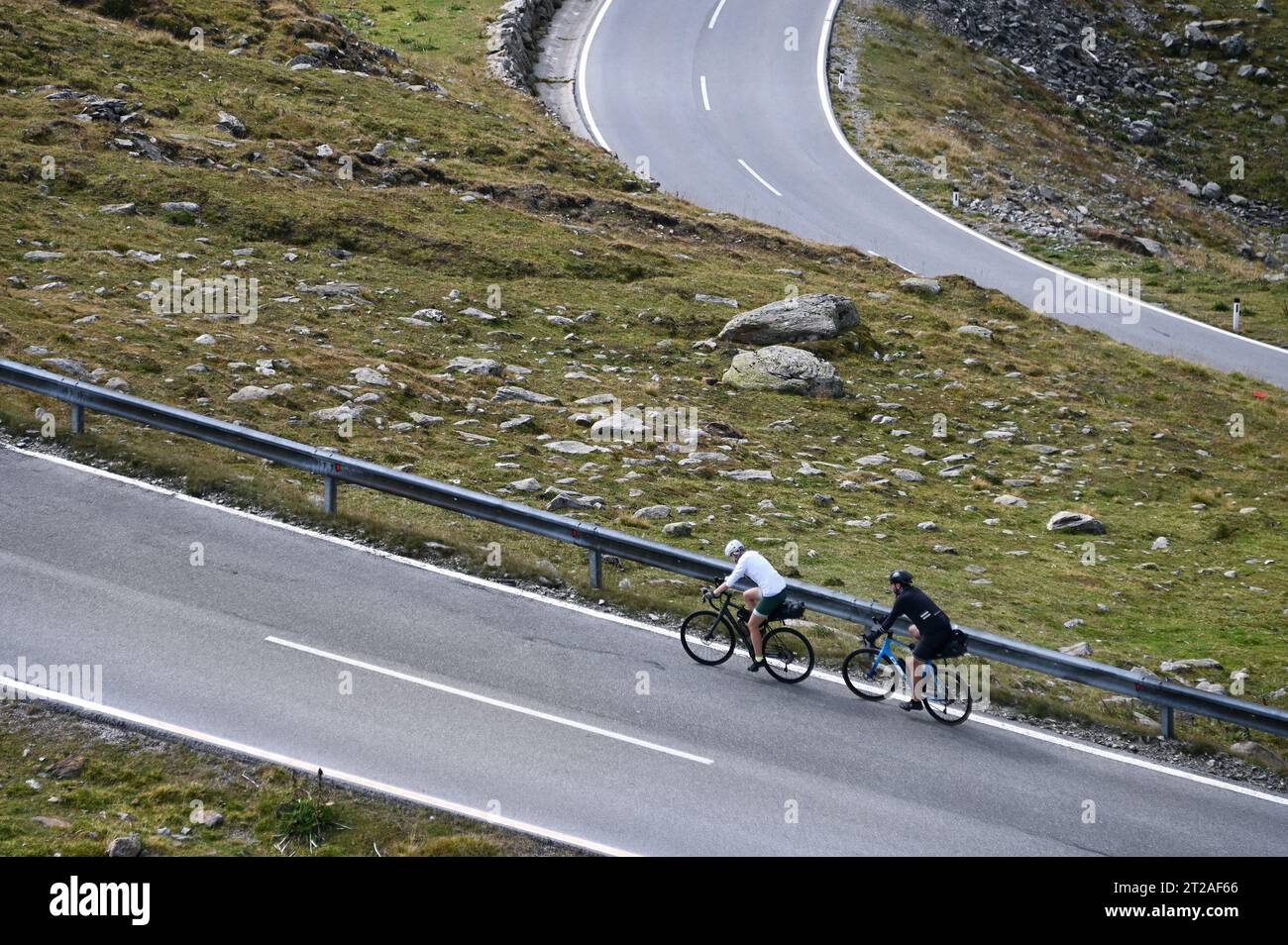 Bikepacker auf der Timmelsjoch Hochalpenstrasse zwischen… sterreich und Italien Foto Stock