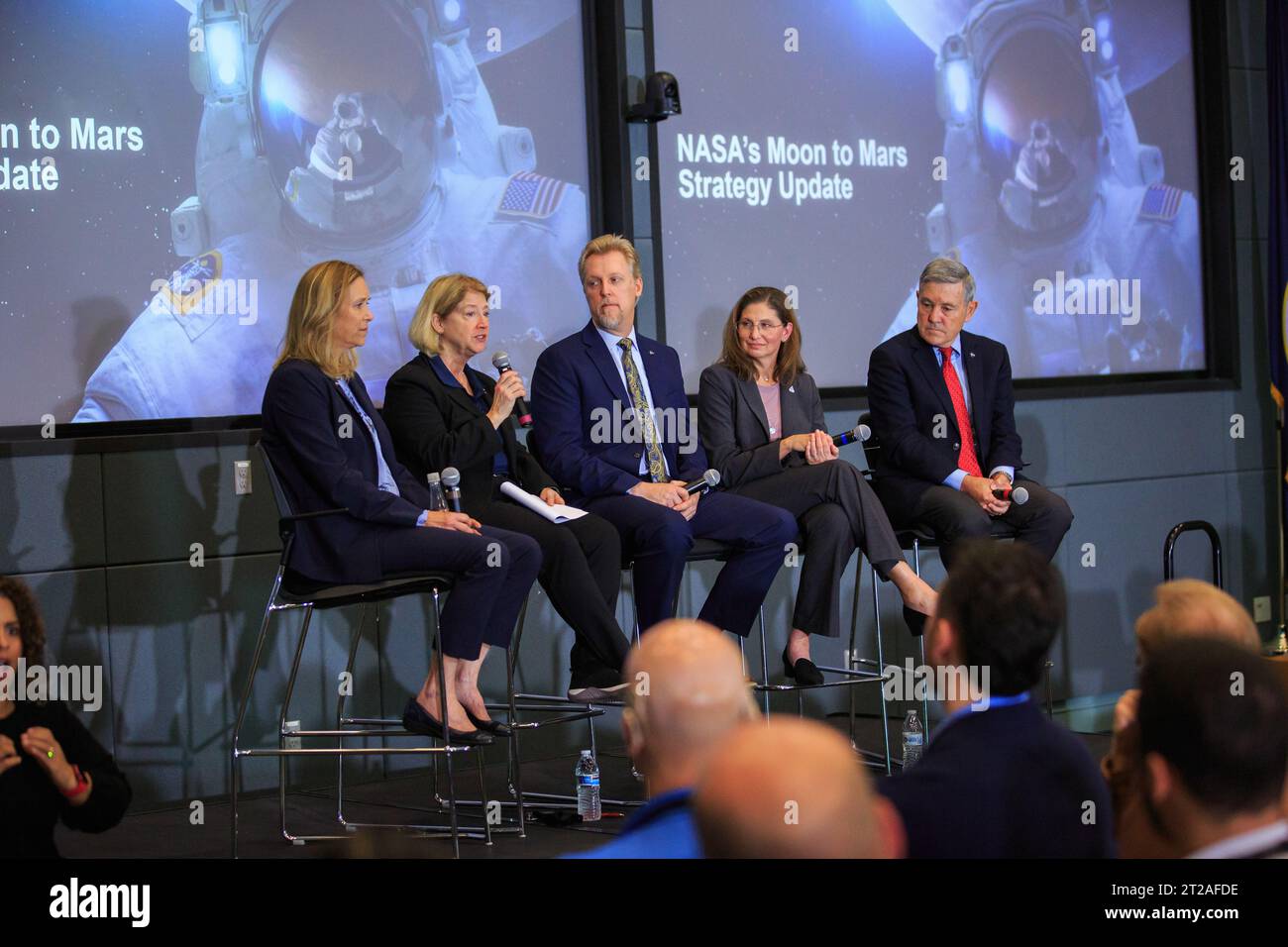 I principali leader della NASA, tra cui Bob Cabana, Pam Melroy, Janet Petro, Kurt Vogel e Cathy Koerner, parteciparono al municipio del Kennedy Space Center il 29 novembre 2022. Gli argomenti discussi includevano gli obiettivi Moon to Mars della NASA, il ruolo del centro nell'esplorazione dello spazio profondo e la pianificazione delle missioni per i prossimi progetti. Foto Stock