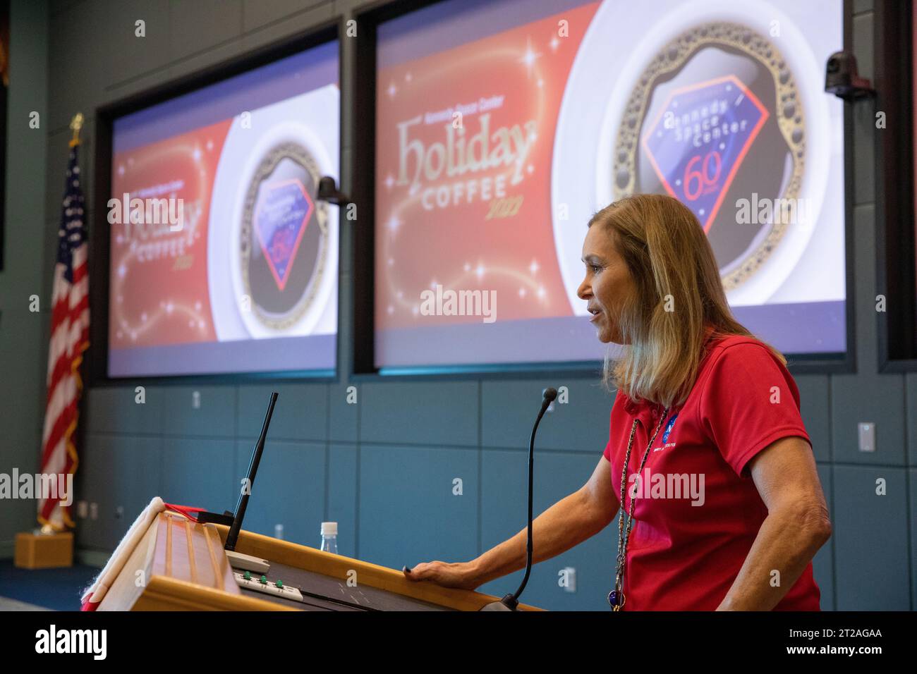 Il direttore del Kennedy Space Center Janet Petro ha parlato al Center Director's Holiday Coffee del 2022 il 7 dicembre 2022, offrendo ai dipendenti e ai pensionati della NASA l'opportunità di scambiare i saluti con la leadership del centro in Florida. Foto Stock