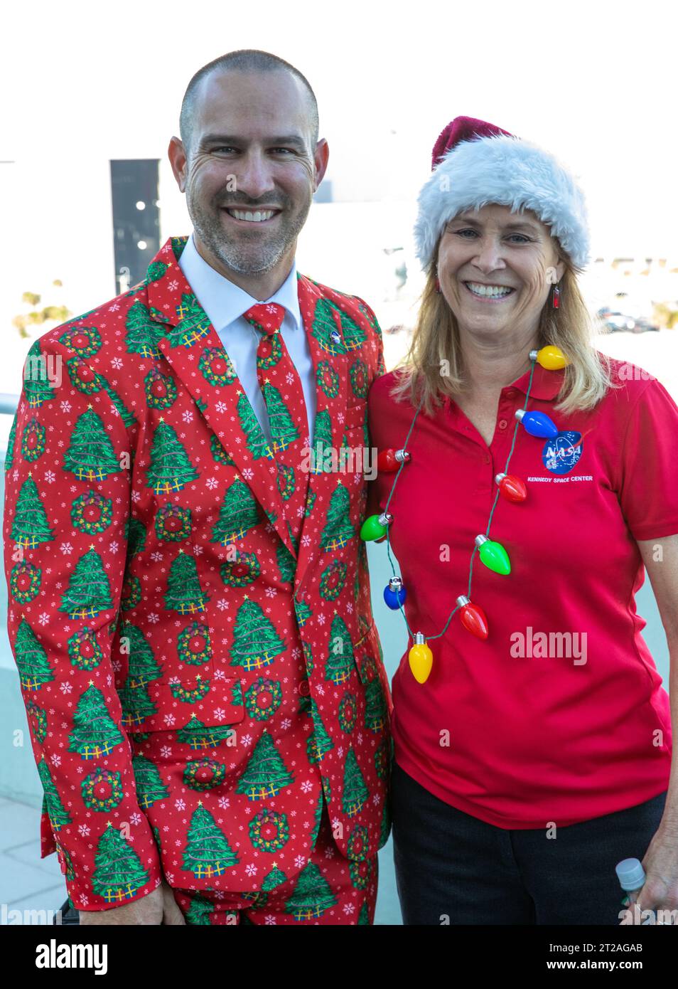 Il direttore del Kennedy Space Center Janet Petro ha posato con il dipendente Jerad Merbitz al Center Director's Holiday Coffee del 2022 il 7 dicembre 2022, consentendo ai dipendenti e ai pensionati della NASA di scambiare i saluti delle vacanze con la leadership del centro in Florida. Foto Stock