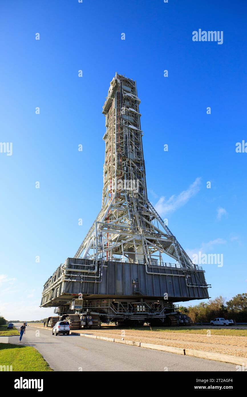 Rollback di Mobile Launcher a VAB. Il lanciatore mobile della NASA, trasportato in cima al crawler-transporter 2, ha lasciato la rampa di lancio 39B al Kennedy Space Center della NASA in Florida l'8 dicembre 2022, in seguito al successo del lancio del razzo Space Launch System (SLS) dell'agenzia e della navicella spaziale Orion durante il test di volo Artemis i il 16 novembre 2022. Il lanciatore mobile tornerà al Vehicle Assembly Building (VAB) il 9 dicembre 2022, e rimarrà all'interno del VAB per diverse settimane mentre i team lo prepareranno per la missione con equipaggio di Artemis II. Dopo la sua permanenza nel VAB, passerà al pa del lanciatore mobile Foto Stock