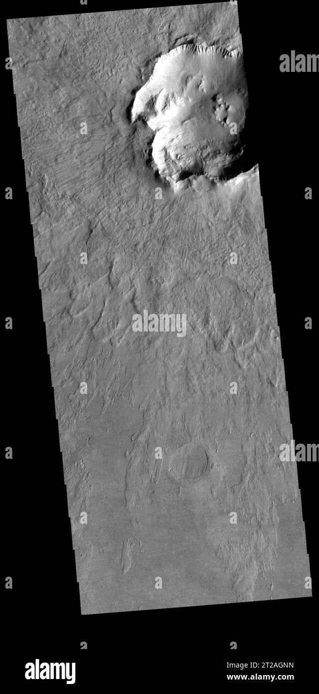 Un'immagine VIS ha catturato parte di un cratere e la sua espulsione in Noachis Terra su Marte. Il cratere d'impatto ha un bordo irregolare con capesante e dentellature, probabilmente causato da eterogeneità superficiali o faglie tettoniche che influenzano l'energia d'impatto. L'immagine è stata scattata dallo strumento VIS a bordo della navicella Mars Odyssey del 2001 l'8 agosto 2022, alla latitudine -45,6956 e alla longitudine 25.6058. Foto Stock