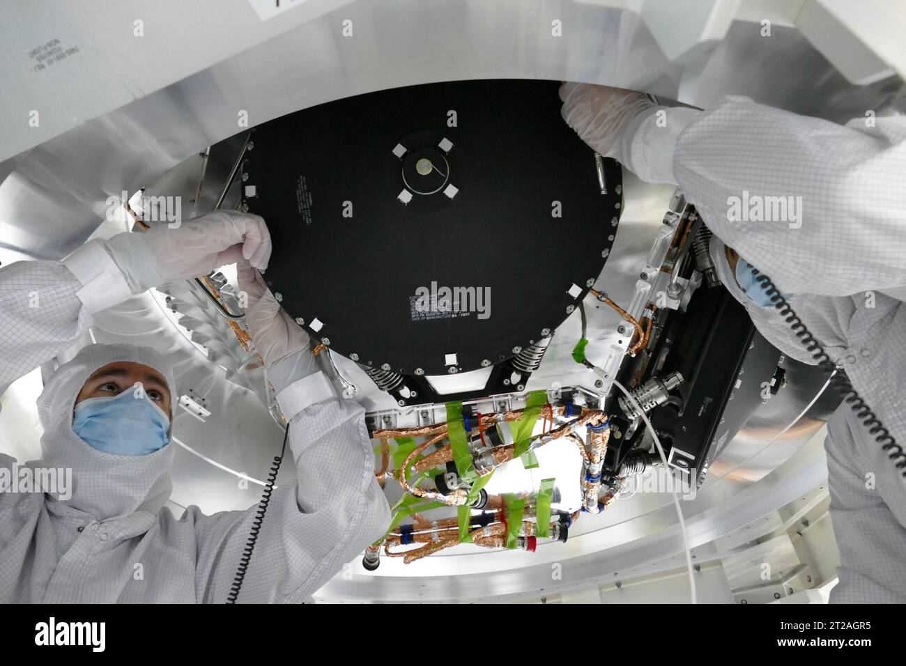 Gli ingegneri della NASA hanno installato quattro ruote di reazione larghe 2 piedi sul veicolo spaziale Europa Clipper al Jet Propulsion Laboratory in California. Le ruote ruotano l'orbiter per mantenere l'allineamento dell'antenna e della telecamera durante le operazioni scientifiche intorno alla luna di Giove Europa. Il lancio è previsto per ottobre 2024. Foto Stock