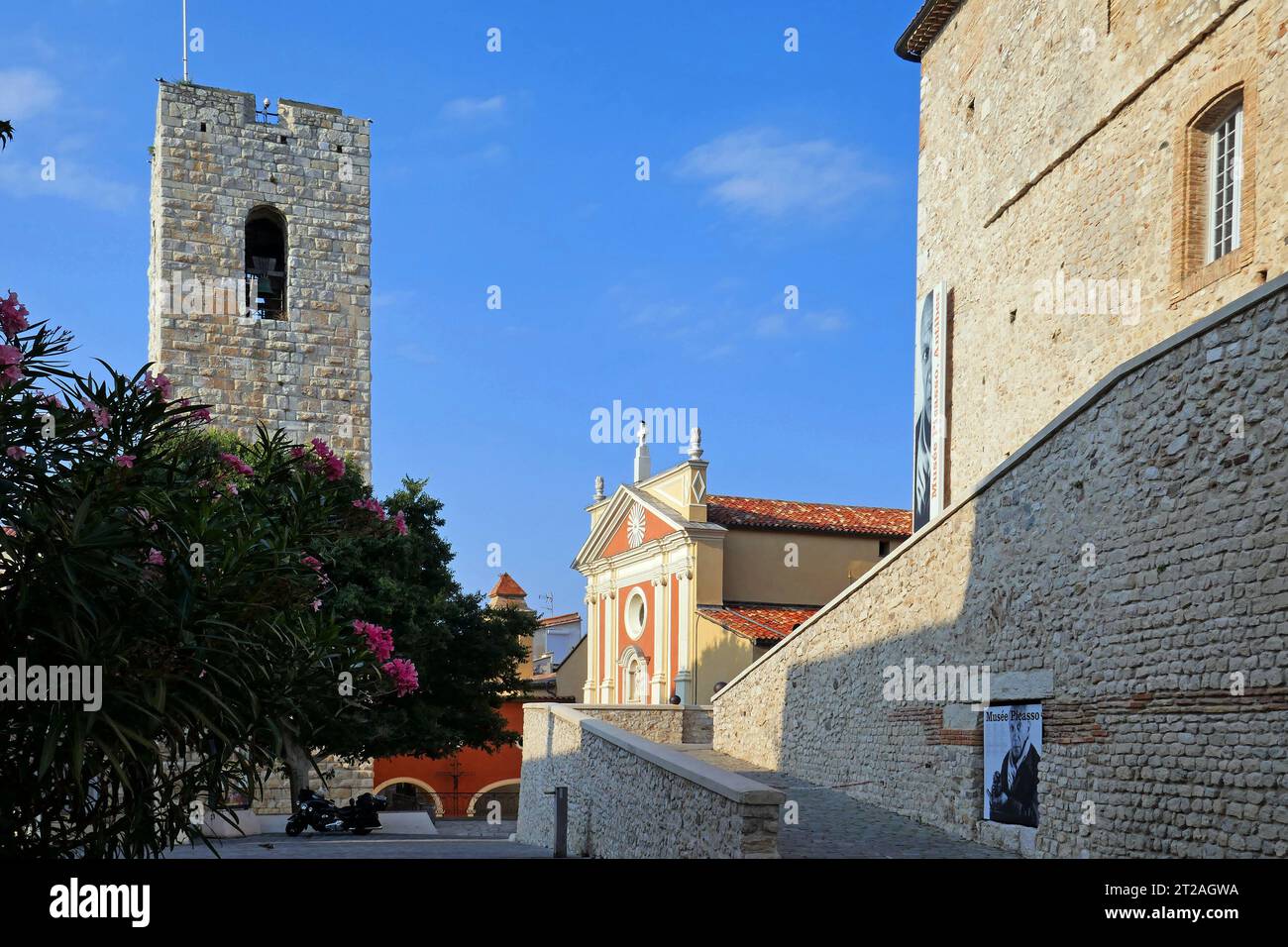 La Cattedrale di Antibes e il Museo Picasso nella città vecchia di Antibes nel sud della Francia. Foto Stock
