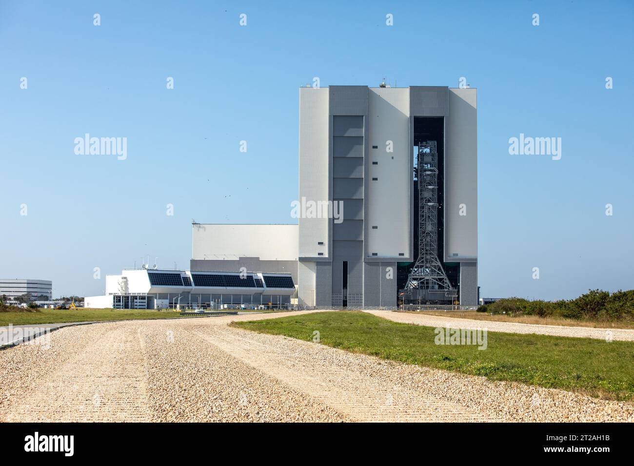 Il lanciatore mobile della NASA, portato in cima al cingolato-transporter 2, si muove all'interno del Vehicle Assembly Building (VAB) al Kennedy Space Center, Florida, il 9 dicembre 2022, dopo il test di volo Artemis i del 16 novembre 2022. Rimarrà nel VAB per i preparativi della missione Artemis II e successivamente si sposterà nel sito del parco di lancio mobile per modifiche e test. Foto Stock