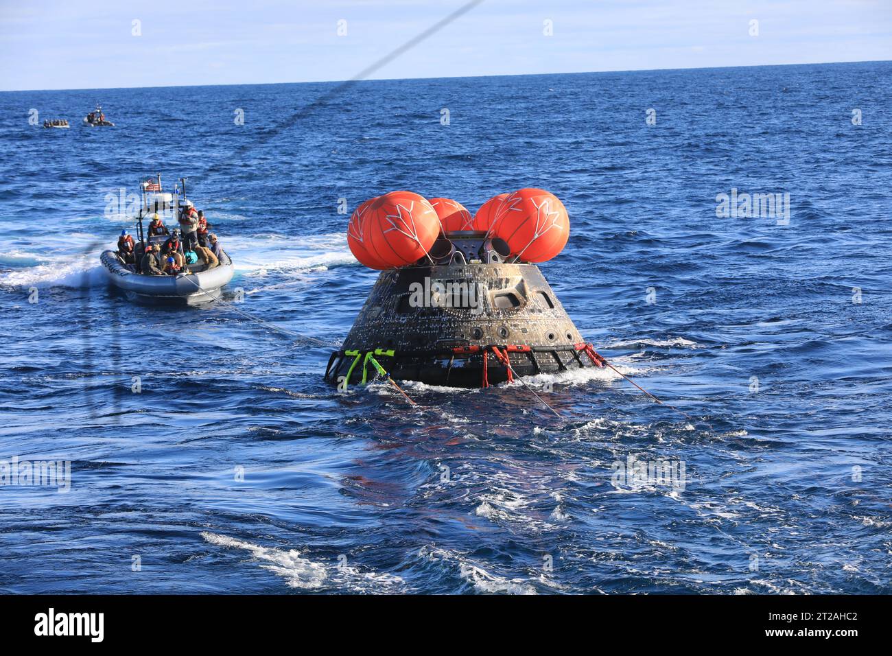 Artemis i Orion Recovery Operations. La navicella spaziale Orion della NASA per la missione Artemis i è stata recuperata con successo all'interno del ponte della USS Portland l'11 dicembre 2022 al largo della costa della Baja California. Dopo il lancio in cima al razzo Space Launch System il 16 novembre 2022 dal Kennedy Space Center in Florida, Orion ha trascorso 25,5 giorni nello spazio prima di tornare sulla Terra, completando la missione Artemis I. Foto Stock