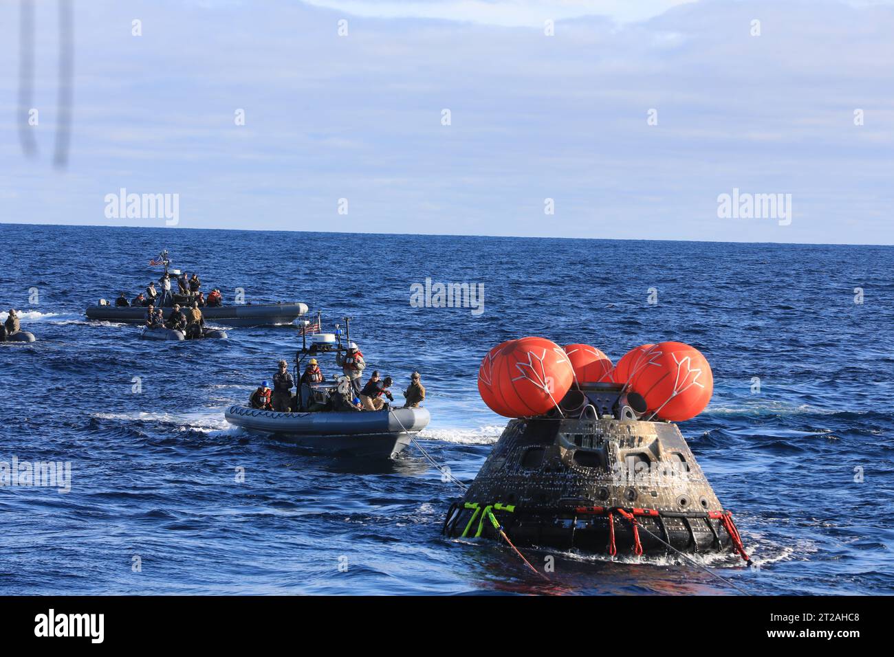 Artemis i Orion Recovery Operations. La navicella spaziale Orion della NASA per la missione Artemis i è stata recuperata con successo all'interno del ponte della USS Portland l'11 dicembre 2022 al largo della costa della Baja California. Dopo il lancio in cima al razzo Space Launch System il 16 novembre 2022 dal Kennedy Space Center in Florida, Orion ha trascorso 25,5 giorni nello spazio prima di tornare sulla Terra, completando la missione Artemis I. Foto Stock
