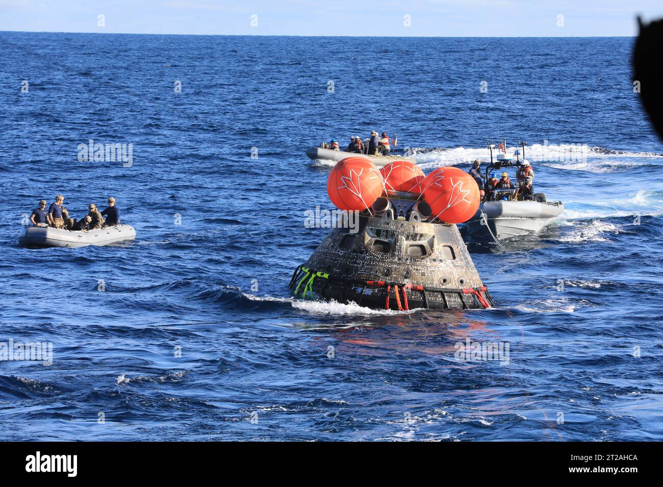 Artemis i Orion Recovery Operations. La navicella spaziale Orion della NASA per la missione Artemis i è stata recuperata con successo all'interno del ponte della USS Portland l'11 dicembre 2022 al largo della costa della Baja California. Dopo il lancio in cima al razzo Space Launch System il 16 novembre 2022 dal Kennedy Space Center in Florida, Orion ha trascorso 25,5 giorni nello spazio prima di tornare sulla Terra, completando la missione Artemis I. Foto Stock