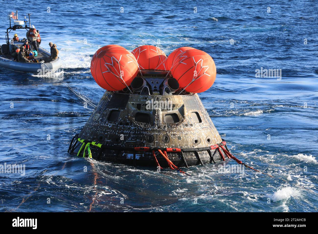 Artemis i Orion Recovery Operations. La navicella spaziale Orion della NASA per la missione Artemis i è stata recuperata con successo all'interno del ponte della USS Portland l'11 dicembre 2022 al largo della costa della Baja California. Dopo il lancio in cima al razzo Space Launch System il 16 novembre 2022 dal Kennedy Space Center in Florida, Orion ha trascorso 25,5 giorni nello spazio prima di tornare sulla Terra, completando la missione Artemis I. Foto Stock