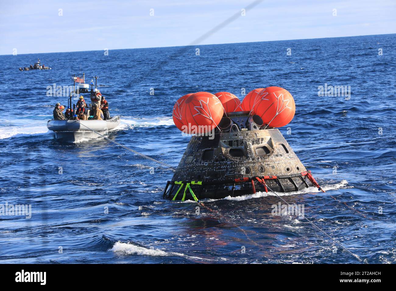 Artemis i Orion Recovery Operations. La navicella spaziale Orion della NASA per la missione Artemis i è stata recuperata con successo all'interno del ponte della USS Portland l'11 dicembre 2022 al largo della costa della Baja California. Dopo il lancio in cima al razzo Space Launch System il 16 novembre 2022 dal Kennedy Space Center in Florida, Orion ha trascorso 25,5 giorni nello spazio prima di tornare sulla Terra, completando la missione Artemis I. Foto Stock