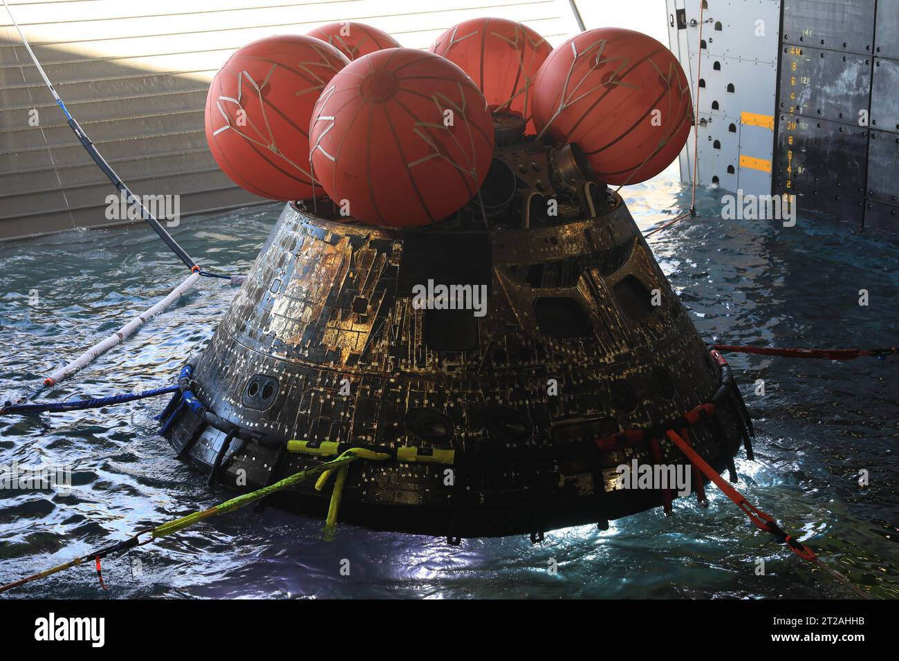 Artemis i Orion Recovery Operations. La navicella spaziale Orion della NASA per la missione Artemis i è stata recuperata con successo all'interno del ponte della USS Portland l'11 dicembre 2022 al largo della costa della Baja California. Dopo il lancio in cima al razzo Space Launch System il 16 novembre 2022 dal Kennedy Space Center in Florida, Orion ha trascorso 25,5 giorni nello spazio prima di tornare sulla Terra, completando la missione Artemis I. Foto Stock