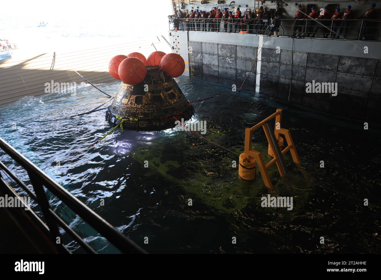 Artemis i Orion Recovery Operations. La navicella spaziale Orion della NASA per la missione Artemis i è stata recuperata con successo all'interno del ponte della USS Portland l'11 dicembre 2022 al largo della costa della Baja California. Dopo il lancio in cima al razzo Space Launch System il 16 novembre 2022 dal Kennedy Space Center in Florida, Orion ha trascorso 25,5 giorni nello spazio prima di tornare sulla Terra, completando la missione Artemis I. Foto Stock