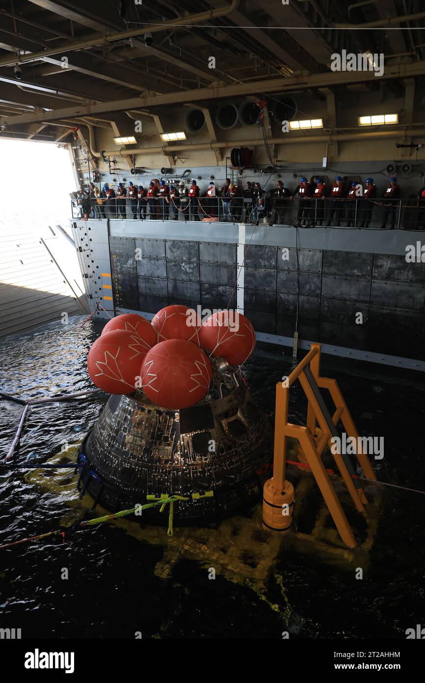 Artemis i Orion Recovery Operations. La navicella spaziale Orion della NASA per la missione Artemis i è stata recuperata con successo all'interno del ponte della USS Portland l'11 dicembre 2022 al largo della costa della Baja California. Dopo il lancio in cima al razzo Space Launch System il 16 novembre 2022 dal Kennedy Space Center in Florida, Orion ha trascorso 25,5 giorni nello spazio prima di tornare sulla Terra, completando la missione Artemis I. Foto Stock