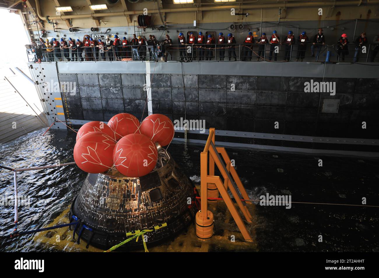 Artemis i Orion Recovery Operations. La navicella spaziale Orion della NASA per la missione Artemis i è stata recuperata con successo all'interno del ponte della USS Portland l'11 dicembre 2022 al largo della costa della Baja California. Dopo il lancio in cima al razzo Space Launch System il 16 novembre 2022 dal Kennedy Space Center in Florida, Orion ha trascorso 25,5 giorni nello spazio prima di tornare sulla Terra, completando la missione Artemis I. Foto Stock
