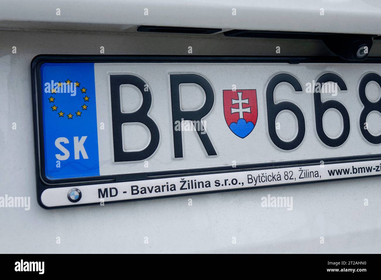 Autokennzeichen der Slowakei Autokennzeichen der Slowakei, 16.10.2023, Beelitz, Brandeburgo, Auf einem Autokennzeichen befindet sich das Wappen der Slowakei. *** Targa auto della Slovacchia targa auto della Slovacchia, 16 10 2023, Beelitz, Brandeburgo, su una targa c'è lo stemma della Slovacchia Foto Stock