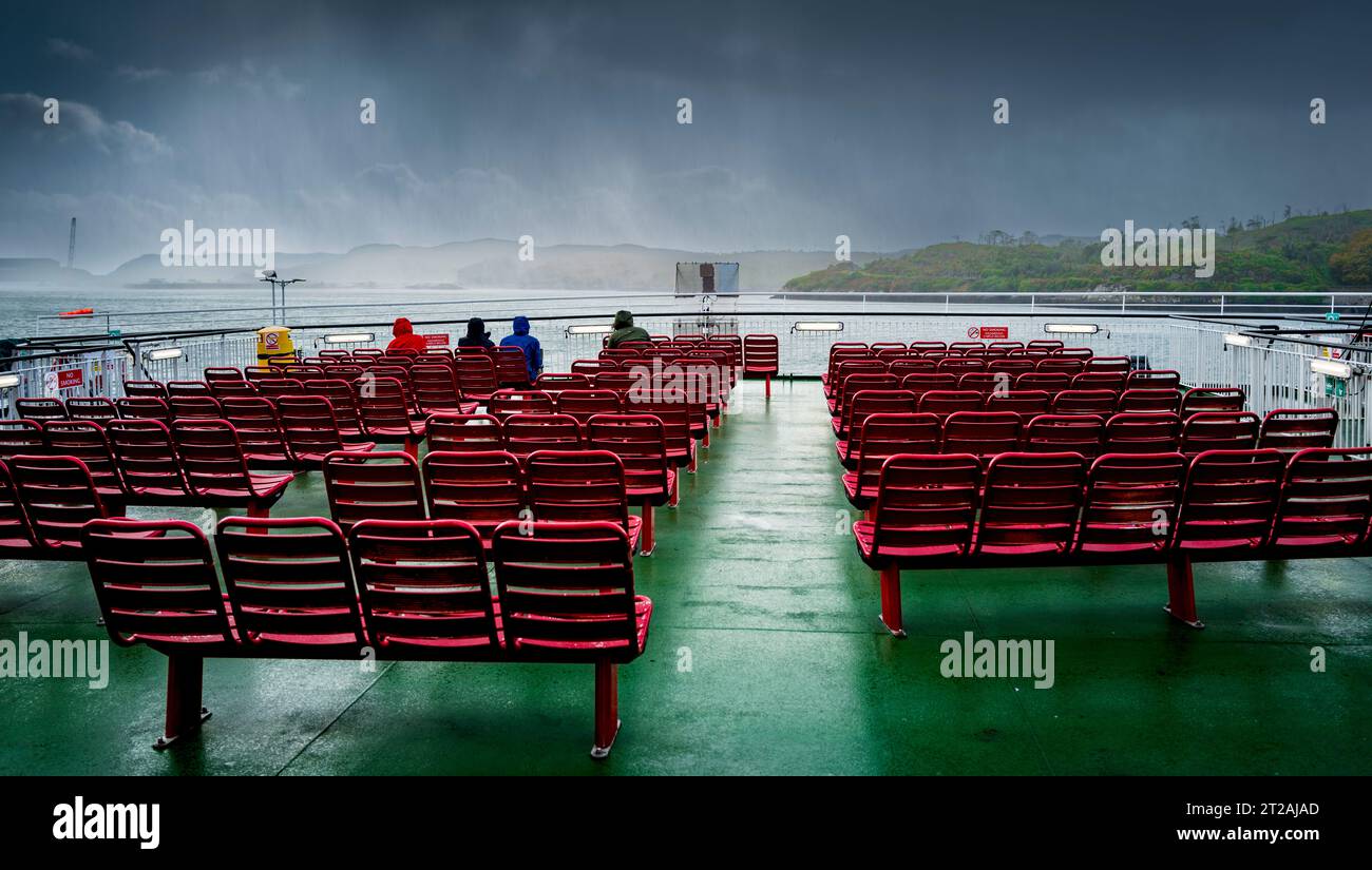 Le piogge e i forti venti seguono il traghetto da Stornoway nelle Ebridi esterne in direzione di Ullapool, Scozia Foto Stock