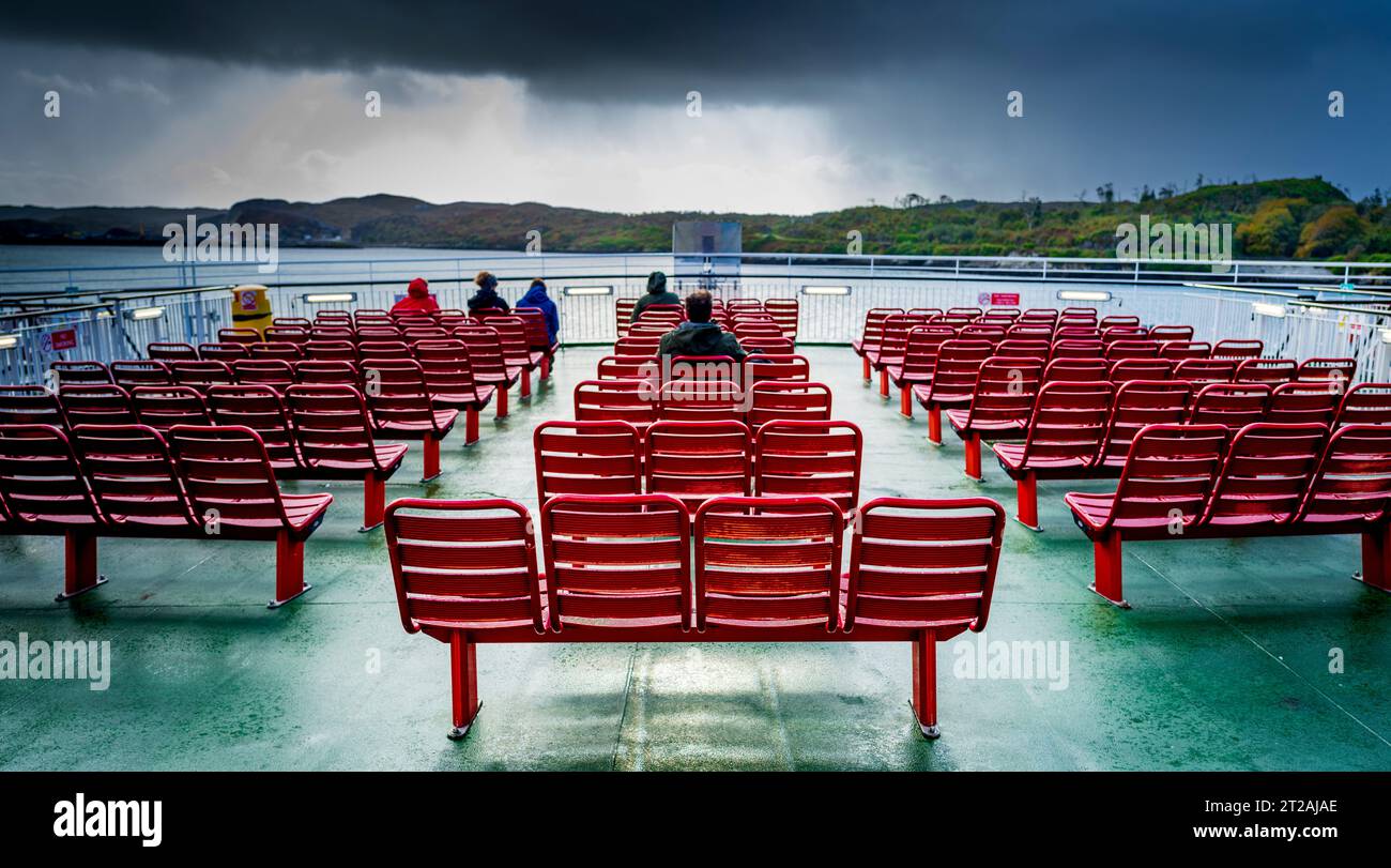 Le piogge e i forti venti seguono il traghetto da Stornoway nelle Ebridi esterne in direzione di Ullapool, Scozia Foto Stock