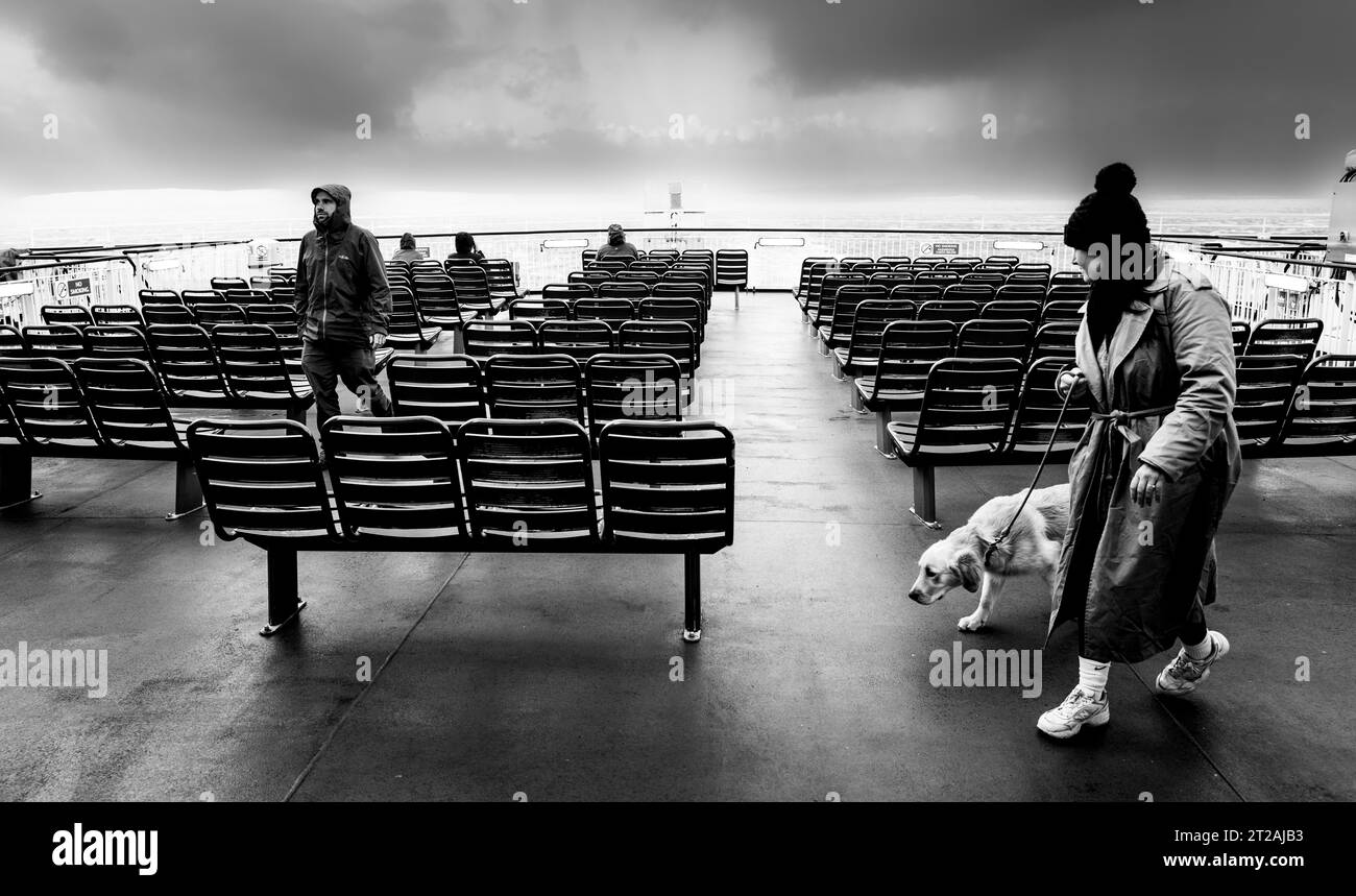 Le piogge e i forti venti seguono il traghetto da Stornoway nelle Ebridi esterne in direzione di Ullapool, Scozia Foto Stock