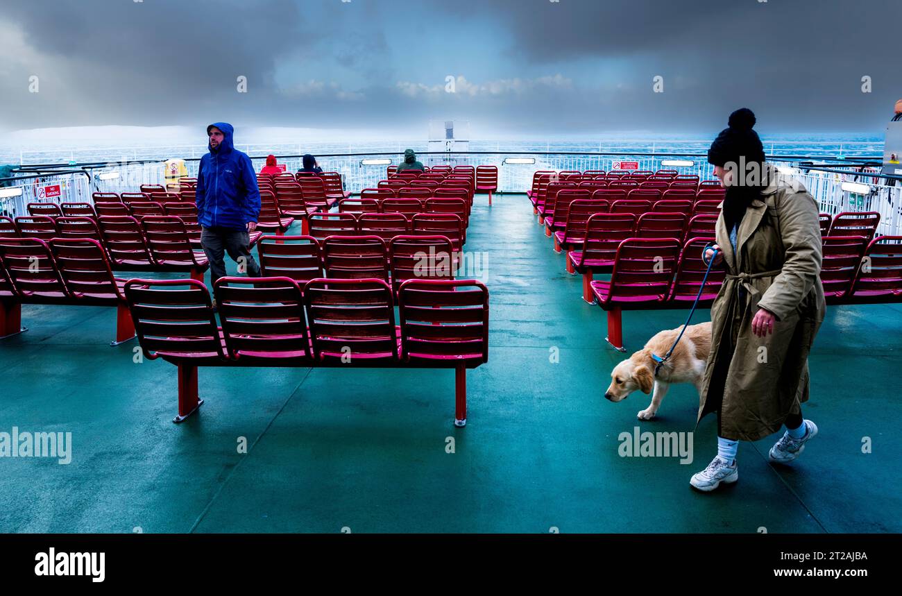 Le piogge e i forti venti seguono il traghetto da Stornoway nelle Ebridi esterne in direzione di Ullapool, Scozia Foto Stock