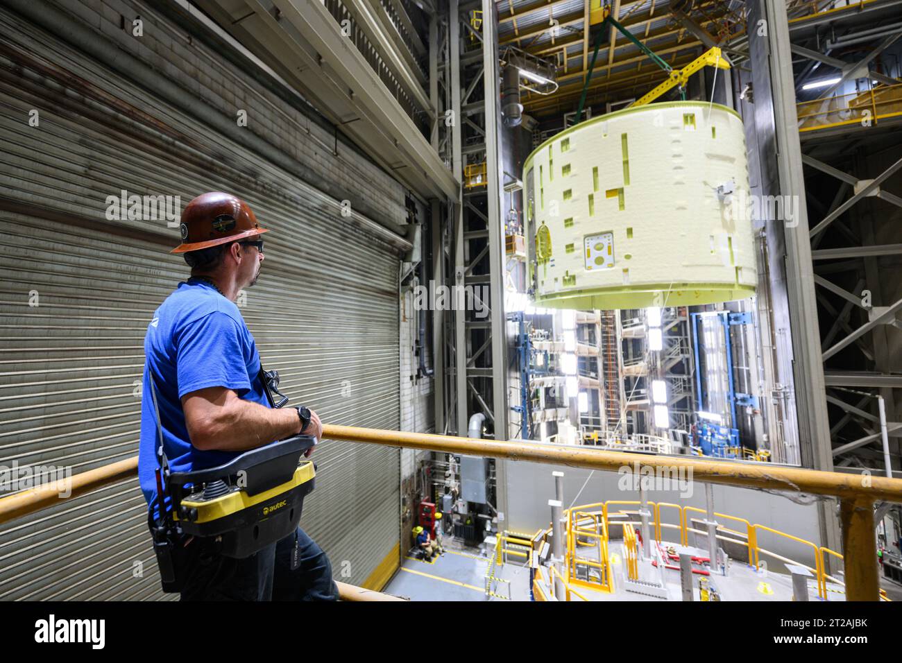 Tecnici sollevano, preparano l'Intertank Artemis III SLS per la prossima fase di produzione presso la NASA Michoud. I tecnici della Michoud Assembly Facility della NASA a New Orleans sollevano il cardine del SLS (Space Launch System) per la missione della NASA Artemis III di spostarlo in un'altra posizione nella fabbrica di 43 acri per ulteriori ispezioni e produzione. L'intertank è la spina dorsale dello stadio centrale del razzo ed è situato tra il serbatoio di idrogeno liquido del mega razzo e il serbatoio di ossigeno liquido. Oltre a unirsi ai due enormi carri armati propellente del razzo, l'intercarro ospita avionica ed elect Foto Stock