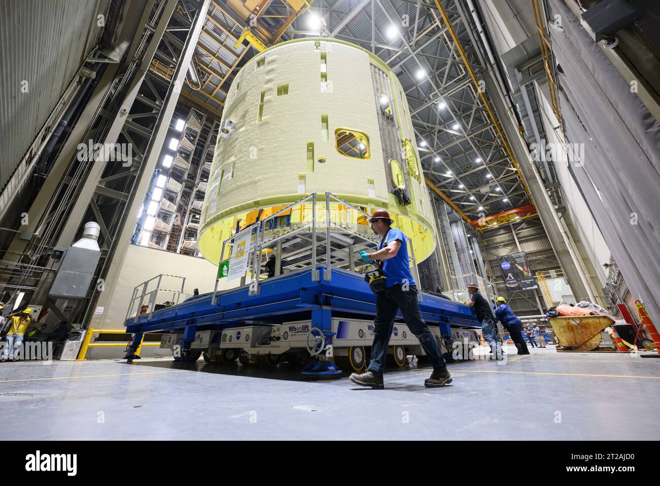 Tecnici sollevano, preparano l'Intertank Artemis III SLS per la prossima fase di produzione presso la NASA Michoud. I tecnici della Michoud Assembly Facility della NASA a New Orleans sollevano il cardine del SLS (Space Launch System) per la missione della NASA Artemis III di spostarlo in un'altra posizione nella fabbrica di 43 acri per ulteriori ispezioni e produzione. L'intertank è la spina dorsale dello stadio centrale del razzo ed è situato tra il serbatoio di idrogeno liquido del mega razzo e il serbatoio di ossigeno liquido. Oltre a unirsi ai due enormi carri armati propellente del razzo, l'intercarro ospita avionica ed elect Foto Stock
