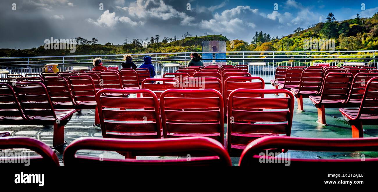 Le piogge e i forti venti seguono il traghetto da Stornoway nelle Ebridi esterne in direzione di Ullapool, Scozia Foto Stock