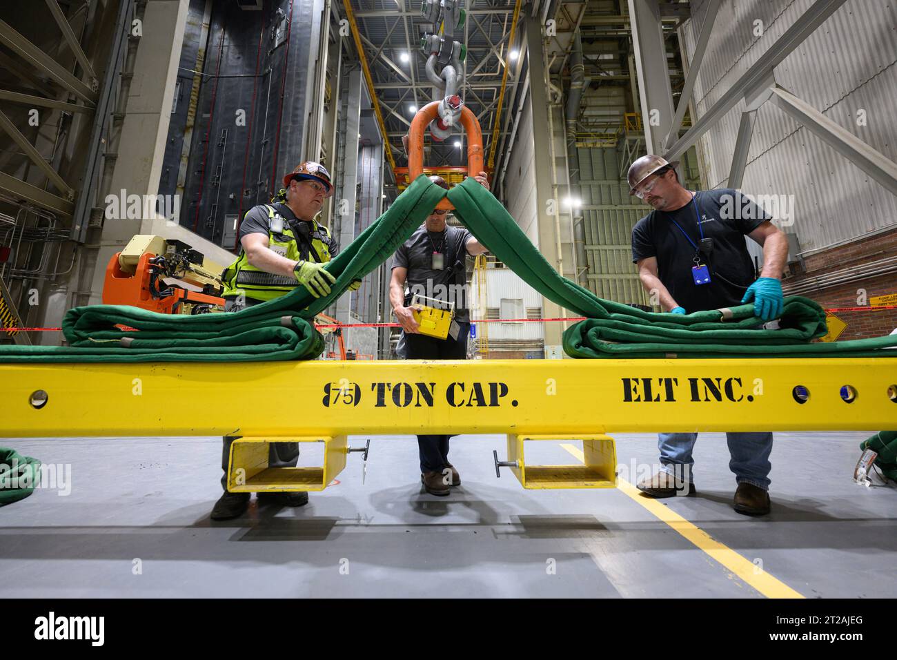 Tecnici sollevano, preparano l'Intertank Artemis III SLS per la prossima fase di produzione presso la NASA Michoud. I tecnici della Michoud Assembly Facility della NASA a New Orleans sollevano il cardine del SLS (Space Launch System) per la missione della NASA Artemis III di spostarlo in un'altra posizione nella fabbrica di 43 acri per ulteriori ispezioni e produzione. L'intertank è la spina dorsale dello stadio centrale del razzo ed è situato tra il serbatoio di idrogeno liquido del mega razzo e il serbatoio di ossigeno liquido. Oltre a unirsi ai due enormi carri armati propellente del razzo, l'intercarro ospita avionica ed elect Foto Stock