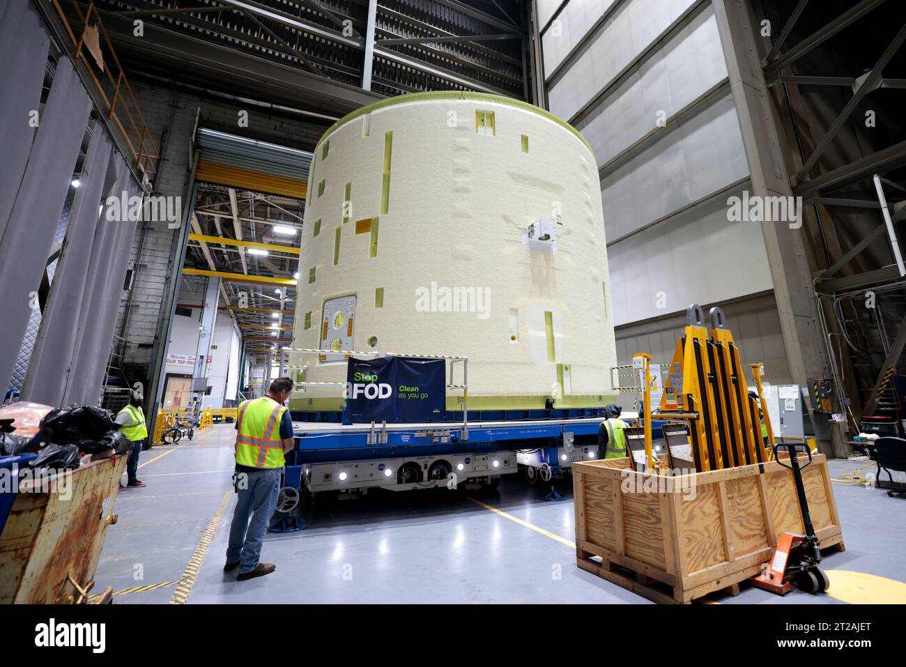 Tecnici sollevano, preparano l'Intertank Artemis III SLS per la prossima fase di produzione presso la NASA Michoud. I tecnici della Michoud Assembly Facility della NASA a New Orleans sollevano il cardine del SLS (Space Launch System) per la missione della NASA Artemis III di spostarlo in un'altra posizione nella fabbrica di 43 acri per ulteriori ispezioni e produzione. L'intertank è la spina dorsale dello stadio centrale del razzo ed è situato tra il serbatoio di idrogeno liquido del mega razzo e il serbatoio di ossigeno liquido. Oltre a unirsi ai due enormi carri armati propellente del razzo, l'intercarro ospita avionica ed elect Foto Stock