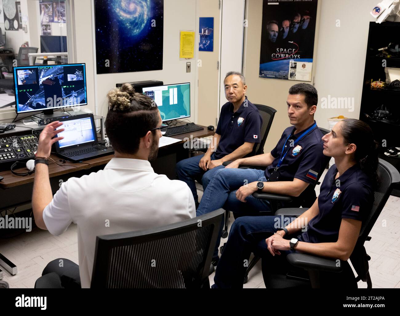 Le fotografie catturano gli astronauti dell'equipaggio 7 Jasmin Moghbeli, Andreas Mogensen, Satoshi Furukawa e il cosmonauta Konstantin Borisov durante gli esercizi di addestramento in realtà virtuale (VR). Foto Stock