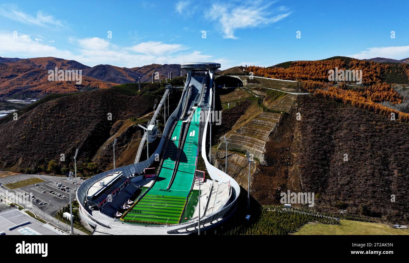 ZHANGJIAKOU, CINA - 16 OTTOBRE 2023 - la vista autunnale del "Centro Nazionale di salto con gli sci" per le Olimpiadi invernali di Pechino 2022, costruita una montagna, Foto Stock