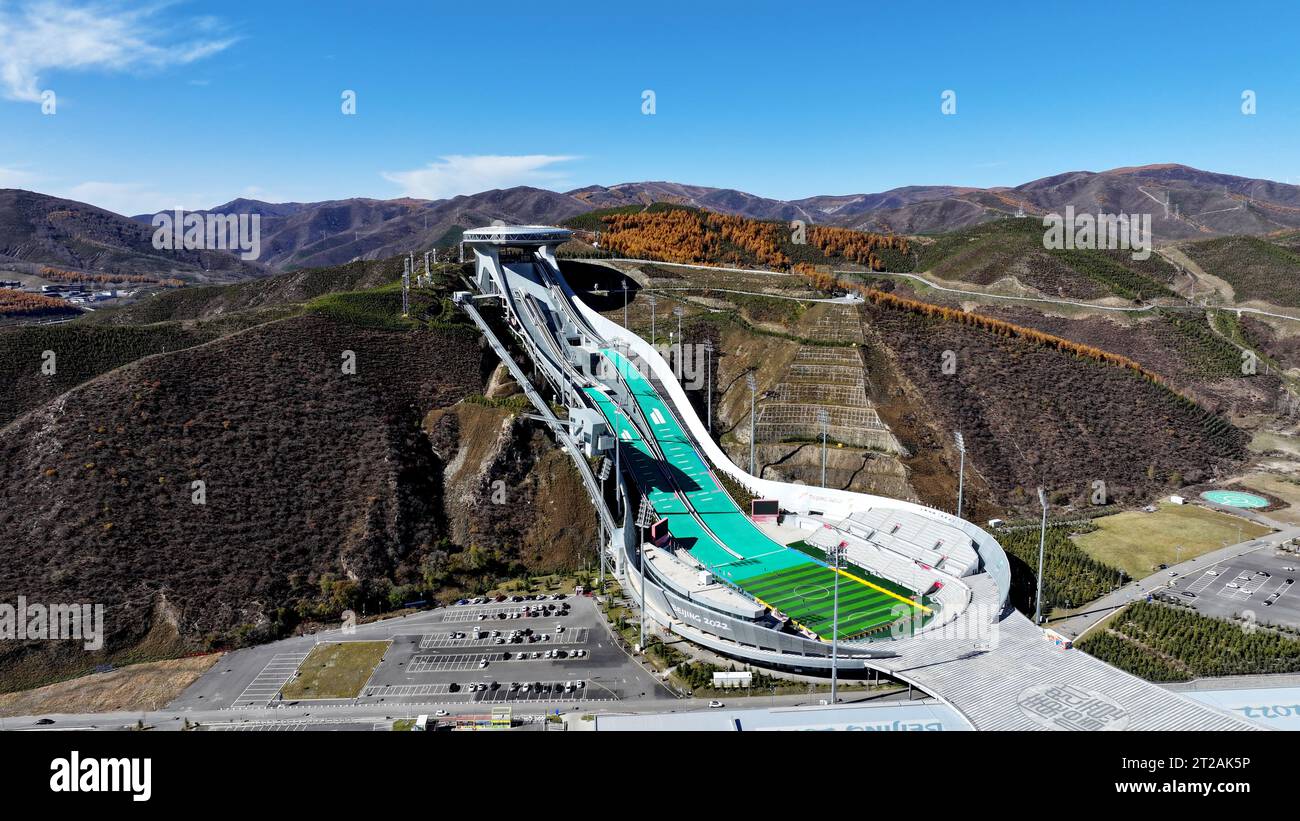 ZHANGJIAKOU, CINA - 16 OTTOBRE 2023 - la vista autunnale del "Centro Nazionale di salto con gli sci" per le Olimpiadi invernali di Pechino 2022, costruita una montagna, Foto Stock