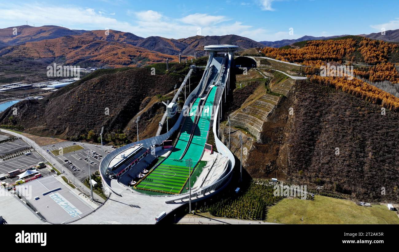 ZHANGJIAKOU, CINA - 16 OTTOBRE 2023 - la vista autunnale del "Centro Nazionale di salto con gli sci" per le Olimpiadi invernali di Pechino 2022, costruita una montagna, Foto Stock