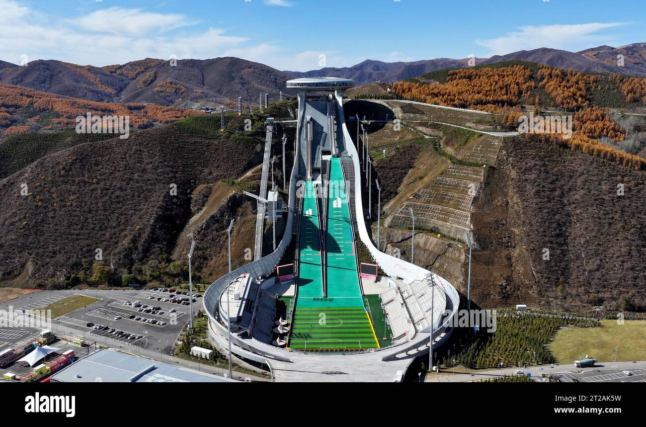 ZHANGJIAKOU, CINA - 16 OTTOBRE 2023 - la vista autunnale del "Centro Nazionale di salto con gli sci" per le Olimpiadi invernali di Pechino 2022, costruita una montagna, Foto Stock