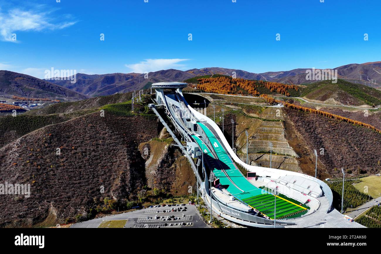 ZHANGJIAKOU, CINA - 16 OTTOBRE 2023 - la vista autunnale del "Centro Nazionale di salto con gli sci" per le Olimpiadi invernali di Pechino 2022, costruita una montagna, Foto Stock